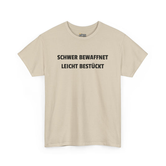 Schwer Bewaffnet Leicht Bestückt T-Shirt